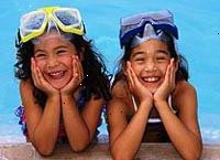 Imagem de duas meninas rindo ao lado da piscina