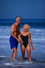 Imagem de casal mais velho a jogar na praia