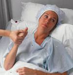 Retrato de uma mulher, afligido, em uma cama de hospital