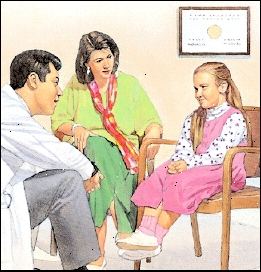 Menina sentada na cadeira conversando com médico. A mulher está olhando em.