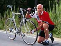 Retrato de um homem idoso ajustando seu pneu de bicicleta