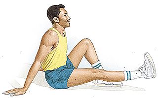 Homem sentado no chão com um joelho dobrado e pé plano no chão. Outros perna é reta e em parte decolou chão.