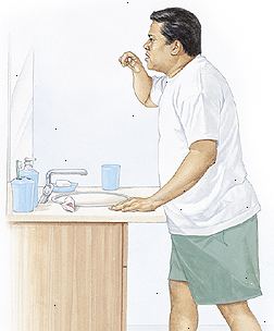 Homem que está na pia dentes escovando com as costas retas, dobrando ligeiramente os quadris.