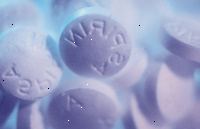 Foto de vários comprimidos brancos rotulados aspirina