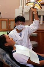 Imagem de uma jovem durante uma visita ao seu dentista