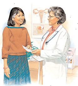 Médico entregando prescrição para mulher.