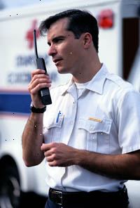 Imagem de pessoal de resposta de emergência de fazer a chamada