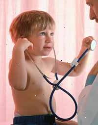Imagem de uma criança ouvindo seu médico