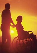 Imagem de uma mulher idosa, em uma cadeira de rodas
