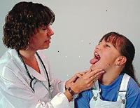 Imagem de um médico fêmea que examina uma menina