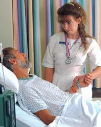 Imagem de uma enfermeira com um paciente