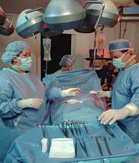 Imagem da sala de cirurgia durante a cirurgia