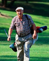Imagem de um homem idoso com seus clubes de golfe