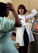 Imagem de um médico fêmea ensinando o paciente como realizar um auto-exame da mama
