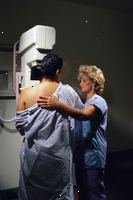 Imagem de mulheres de meia idade recebendo uma mamografia
